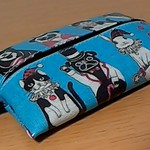 普通サイズ【Dカン付】ポケットティッシュカバー パグ座長のサーカス団［ブルー］ ラミネートポケットティッシュケース