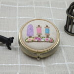 刺繍のアクセサリーケース　（薔薇の糸掛け3色）