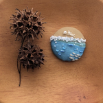 刺繍》 海辺でお気に入りの石を見つけたよ （アイボリー犬）ヘアゴム／ブローチ