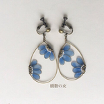 花の浮遊 イヤリング(青色)