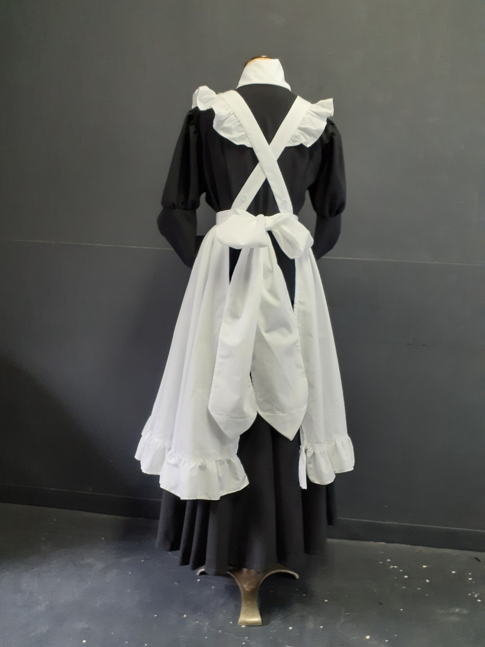 メイド服、角襟、黒クラシカルロングワンピースと白ロングフリル