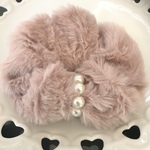 💓ワンコイン💓パール付き💓くすみピンクファー❤︎プレーンシュシュ✨