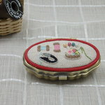 刺繍のソーイングセット　（はさみ、糸、薔薇のピンクッション）