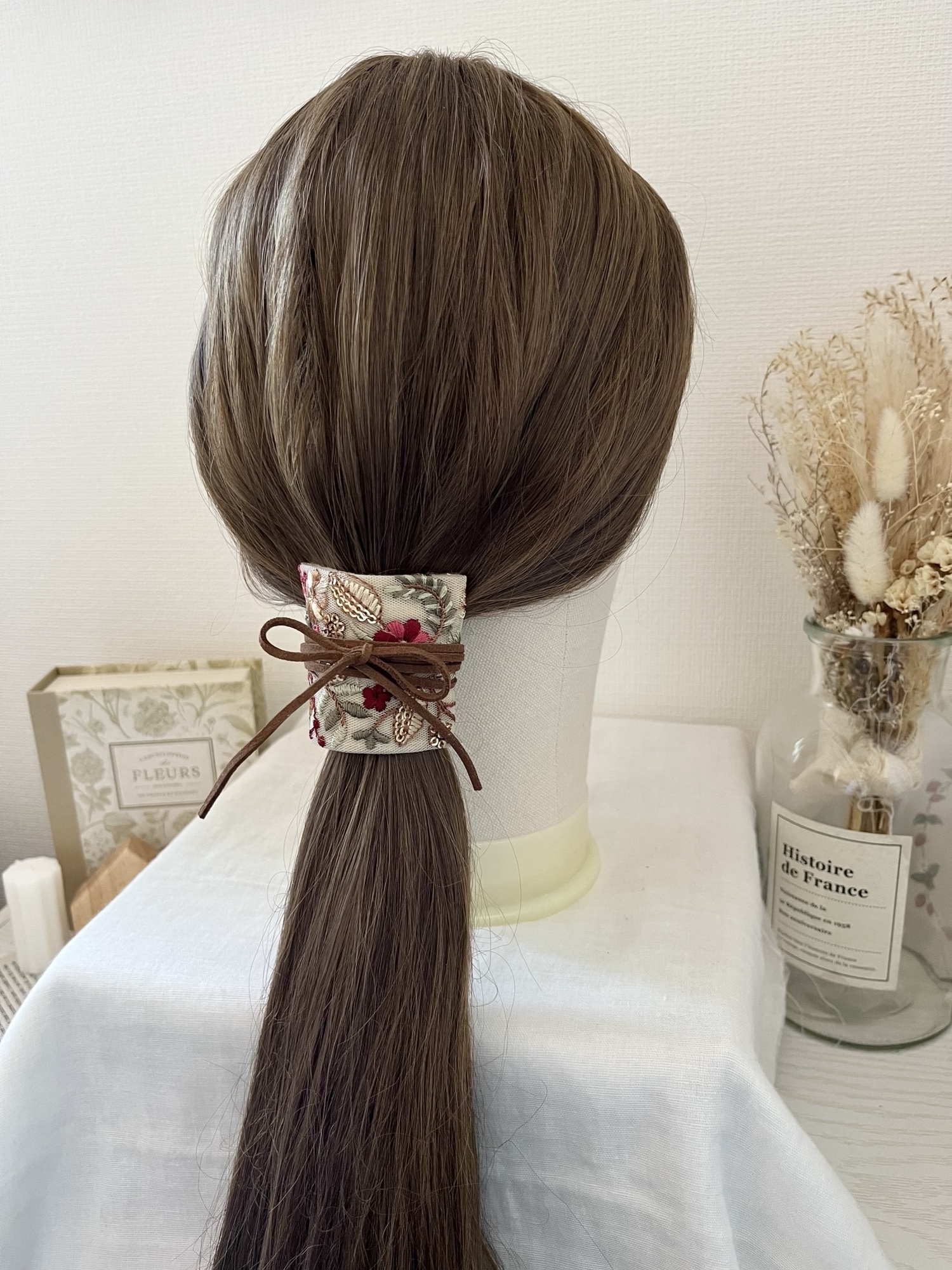 ベージュ×レッド》インド刺繍リボン ポニーフック ヘアカフ ヘアカフス