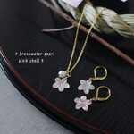 【新春福袋】＊ほんのりピンク色 桜シェルと淡水パールの3wayネックレスとピアス(イヤリング）のセット＊