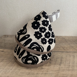  ふわふわ三角鍋つかみ　北欧シンメトリーフラワー　ブラック　