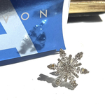 1026AVON 雪の結晶　ラインストーンピンブローチ　アクセ　ヴィンテージ　アンティーク  クラシカル　大ぶり　ナチュラル　結婚式　ブライダルビーズ　カゴバッグ  ストール　happy motif