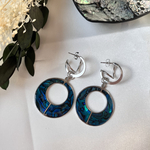 大ぶり　ブルーシェル　鮮やかピアス　存在感抜群