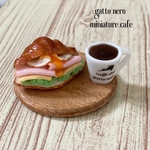 ミニチュアパン　ハムチーズ目玉焼きクロワッサン