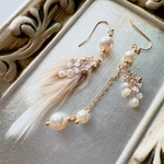 🌟🪶白い羽根と大粒パールのピアス/イヤリング　ゴールド　アシンメトリー