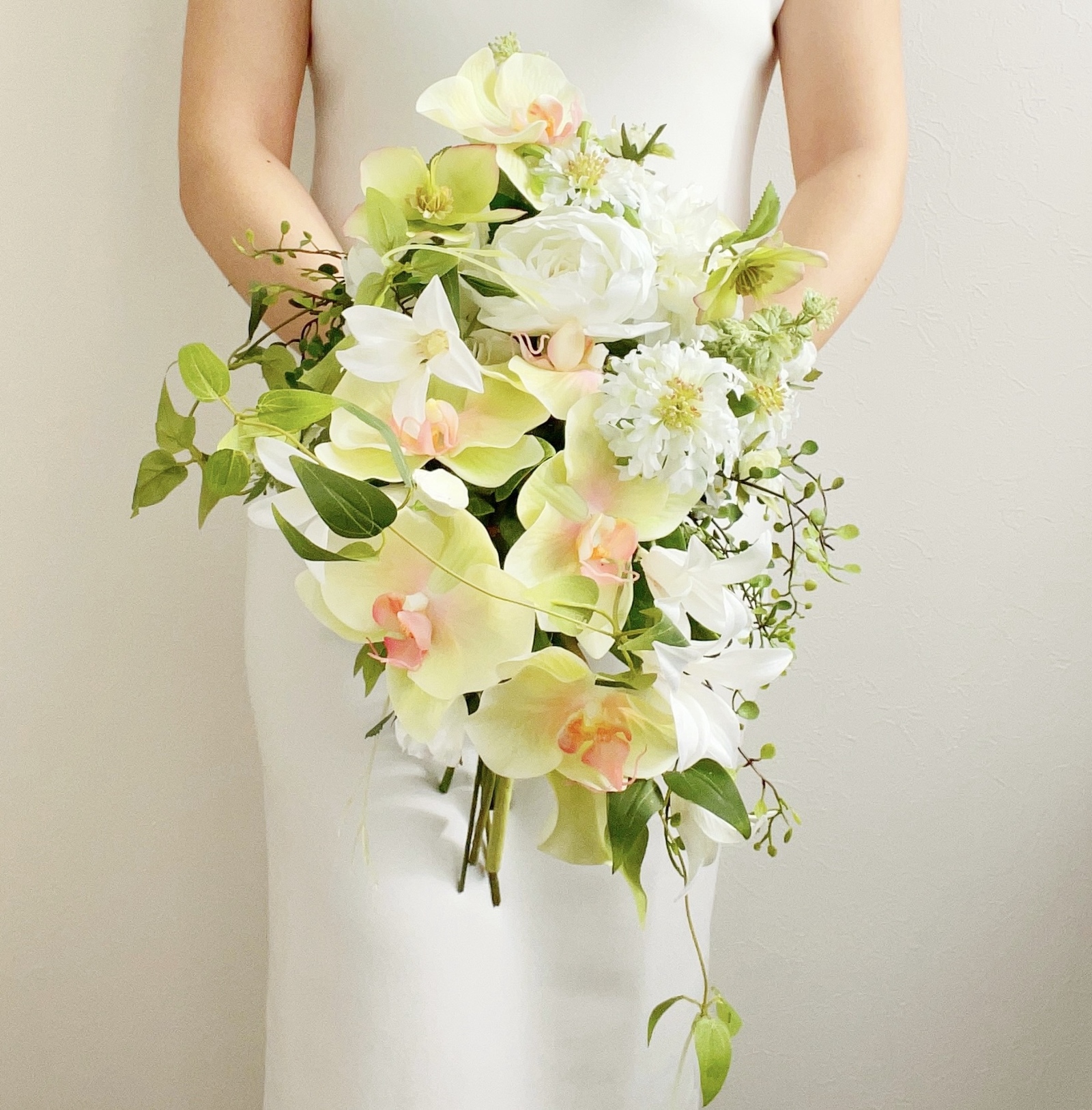 レモンイエロー胡蝶蘭のキャスケードブーケ＆ブートニア