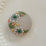 刺繍くるみボタン（ヘアゴム/ブローチ）