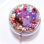 ヴァイオレットカラーの小物ケース レジン 薔薇 パール ビジュー 猫 ねこ 黒猫 紫 小物入れ ピルケース