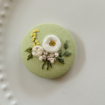 刺繍くるみボタン（ヘアゴム/ブローチ）