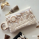 【受注製作🪡】 再販✨インド刺繍リボンポーチ elegantアイボリー🤍カードケース💳 フェイクレザー カラビナポーチ　贈り物♡ご自分へのご褒美に♡