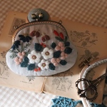 R4 リネンがま口　ライトグレー白いお花　ウール刺繍