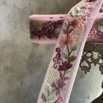 ☆[実物のお色味と違う場合があります] インド刺繍リボン　花　インド刺繍　スパンコール　刺繍リボン　リボン　りぼん　※10月8日よりゆうパケットにて発送