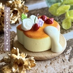 499＊ネコさんのスフレチーズケーキ＊　ミニチュアスイーツ　粘土　ドールハウス　オビツ　フェイクスイーツ　クレイケーキ
