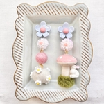 白うさぎと🍄とポンポンのピアス　イヤリング　　昭和レトロ　レトロポップ　ファンシー　大ぶり　ブローチ　個性的　リボン　メルヘン　きのこ　キノコ　ピンク