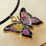 薔薇と蝶々のネックレス　ペンダント　ゴールド