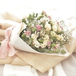 ドライフラワーブーケ＊オフホワイトのバラとかすみ草のスワッグ₊⁎⁺˳✧༚*white pinkのカーネーション入り