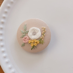 刺繍くるみボタン（ヘアゴム/ブローチ）