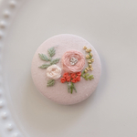 刺繍くるみボタン（ヘアゴム/ブローチ）