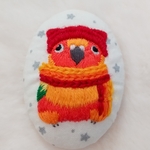 コガネメキシコインコの冬の装いブローチ