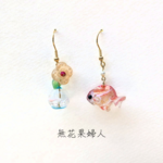 金魚(桜錦)と一輪挿しのフックピアス