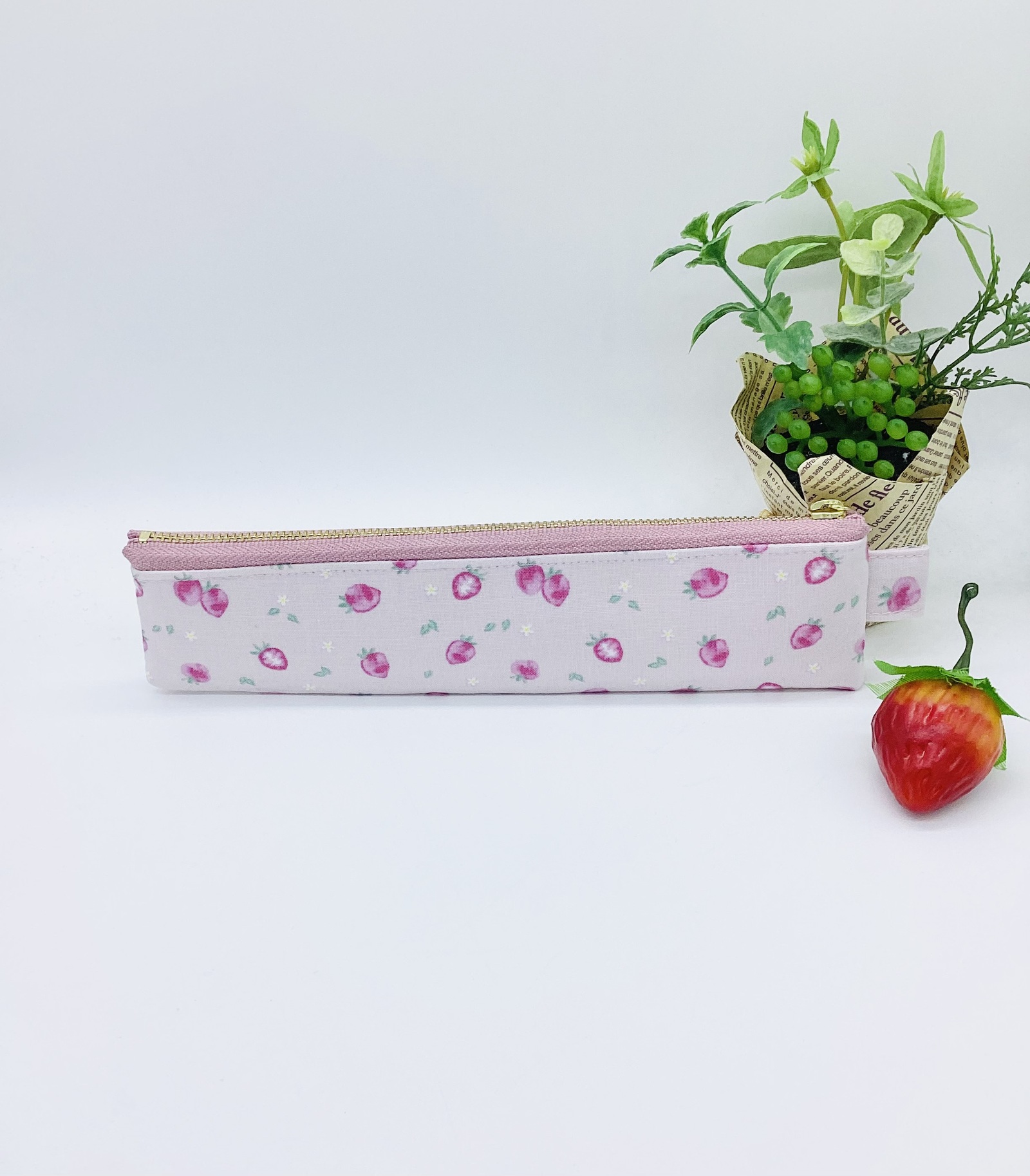 希少Soizick 花柄装飾 ボールペン ピンクケース付き 再販】春^o^/スリムペンケース☆ 春のいちご＆小花柄（ピンク）20