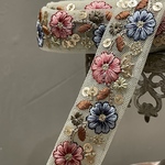 [☆] [実物のお色味と違う場合があります] インド刺繍リボン　花　インド刺繍　スパンコール　刺繍リボン　リボン　りぼん　※10月8日よりゆうパケットにて発送