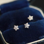 小ぶり ビジュー フラワーピアス ／樹脂イヤリング ／ 樹脂ピアス キラキラ CZダイヤ 繊細 小さめ セカンドピアス 【ゴールド／シルバー】2色展開