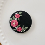 刺繍くるみボタン（ヘアゴム/ブローチ）