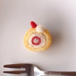 羊毛ブローチ　ロールケーキ　いちごとクリーム