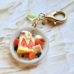 *たっぷりいちごのフレジェ ブルー*ミニチュアフード*キーホルダー イニシャル