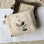 美しいヴィンテージリネン*花刺繍*アンティークレース*ポーチ*コスメケース