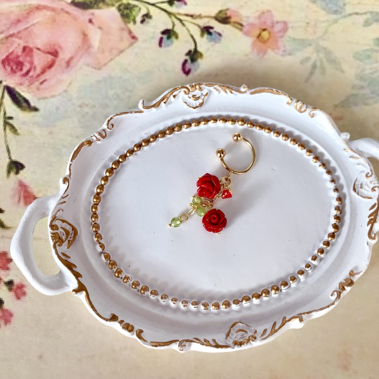 ハンドメイド  ♡  バラのイヤーフック ハンドメイド ♡ 赤いバラのイヤーフック