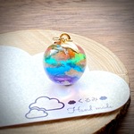 空＆雲ペンダント りんご型 虹色の空