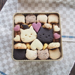 「ねこたちとLOVE♪チョコサンドクッキー缶」(M)【期間限定缶】（缶の色指定不可）