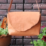 アプリコットキャメルヌメ革のショルダーバッグ　antique
