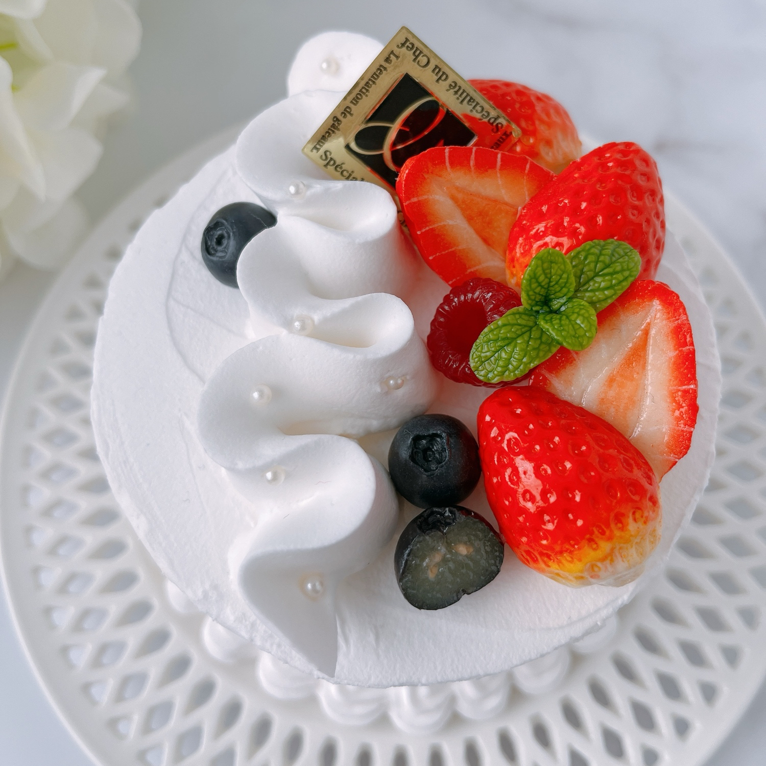 【merci*M様】フェイクスイーツ◆薔薇飾り◆ホール苺サンド♡マカロンケーキ merci*M様】フェイクスイーツ◇薔薇飾り◇ホール苺サンド