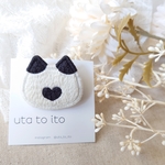 ばれんにゃいん(ぶち)＊刺繍ブローチ