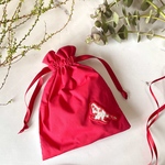 インコと赤い花💐花束のようなパッチワークポーチ