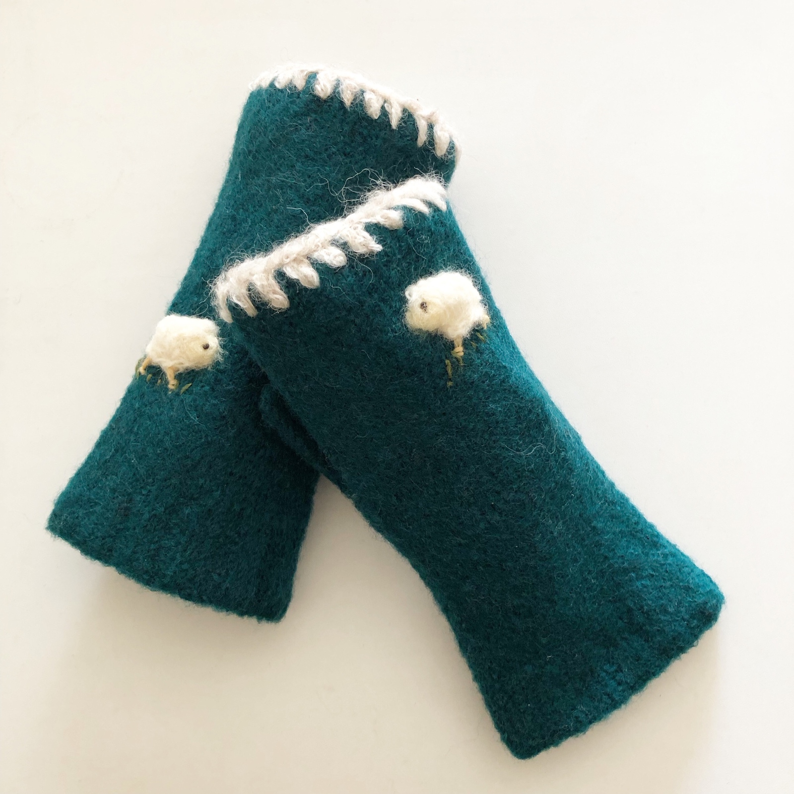 フェルティングゆびなしミトン　ヒイラギ　おさんぽラムキン刺繍