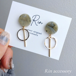 ロングセラー作品👑マーブル模様のくすみプレート×スティックフープピアス イヤリング シンプル軽い 30代 40代 50代 揺れる 大人 ゴールド 痛くない プレゼントRin 大ぶり 淡色