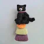 座りの良い黒ねこ　(トリコロールリボン)