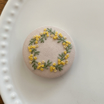 刺繍くるみボタン（ヘアゴム/ブローチ）