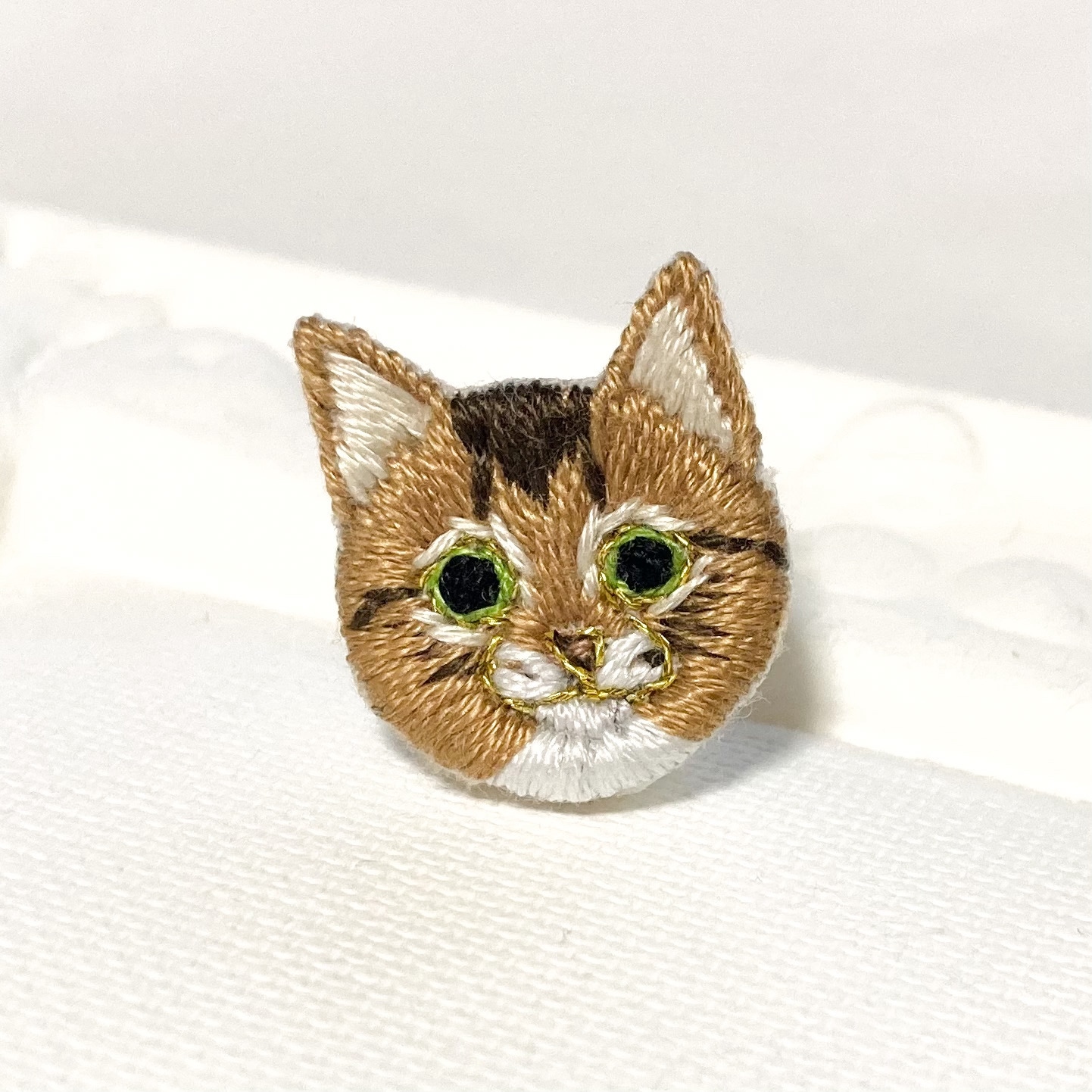 三毛猫のダーニング刺繍キーホルダー or ブローチ ハンドメイド