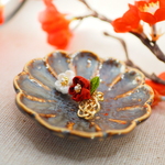 紅白梅のイヤーカフ