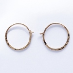 【14kgf】月ピアス／槌目／S